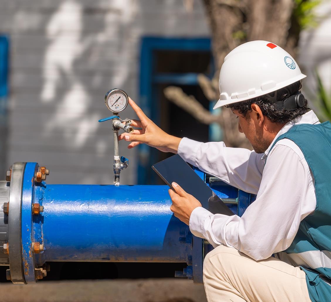 Técnico de Mariscal revisando infraestructura de agua